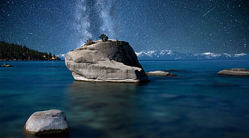 boulder in a lake under a starry night sky, night, stars, rocks, lake, boulder HD wallpaper