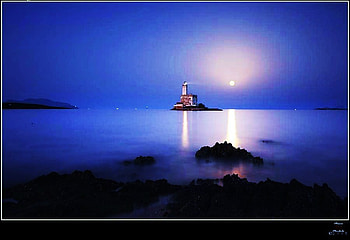 Two beacons, blue night, lighthouse, reflections shore, moon, beams, water HD wallpaper