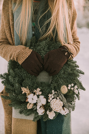 Holidays, Winter, New Year, Christmas, Hands, Girl, Wreath HD phone wallpaper