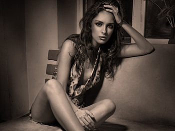 Waiting, sexy, girl, model HD wallpaper