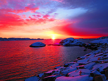 The end of the day, sea, sundown, beautiful, end, stones, shore, day, reflection, red, clouds, sky, water, sun, sunset, ocean HD wallpaper
