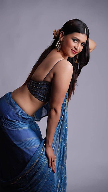 Mannara Chopra, telugu actress, model, saree beauty HD phone wallpaper