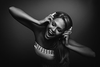 Music Girl, singing, heads, black and white, face, girl HD wallpaper
