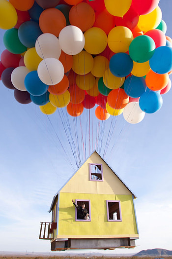 Flying house, Cluster Ballooning HD phone wallpaper