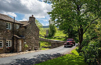 Road in England, road, house, car, England, bricks, tree HD wallpaper
