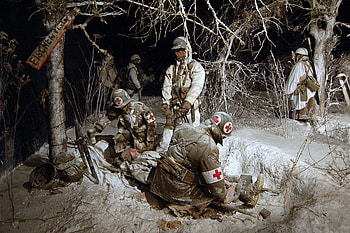 The rescuers, winter, sanitary, period, history, snow, trees, uniforme, frozen, rescue, cold, forests, people, war, time, battle, army, rescuers, hurt, ice, mans HD wallpaper