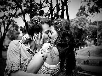 Kiss, white, black, feel secure HD wallpaper