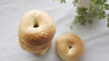 Freshly baked bagels, Breakfast delight, Wholesome treat, Mouthwatering HD wallpaper