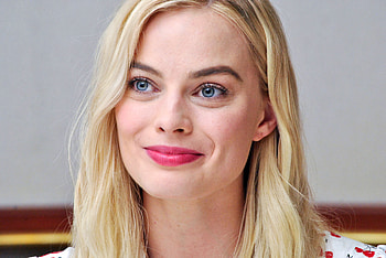 Margot Robbie Smiling , margot-robbie, celebrities, girls, eyes HD wallpaper