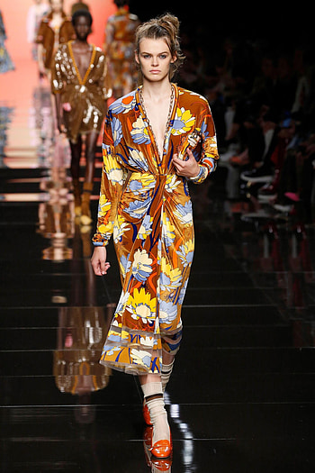 Fashion week in Milan, Style and trends, Discovering new designers, Immersive fashion experience HD phone wallpaper