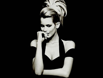 Claudia Schiffer - woman, elagant, graphy, femininity, supermodel, beauty, famous, celebrity, 90s, claudia schiffer, classy, black and white, lips, sensual, sexy, smiling, blond, blue eyes, bw, beautiful, woman, star, fashion, pretty, body, face, chic HD wallpaper