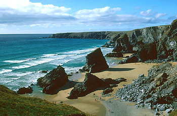 Bedruthan Steps, Cornwall UK, sea, sand, clouds, sky, giant rocks, people HD wallpaper