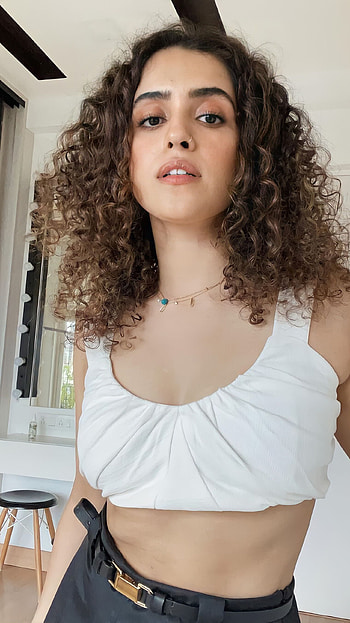 Saniya Malhotra, model, bollywood actress HD phone wallpaper