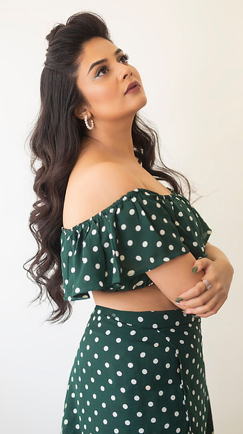 Sreemukhi, anchor, actress HD phone wallpaper