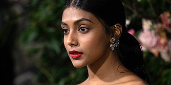 Charithra Chandran, Netflix junkie, TV shows, Welcome HD wallpaper