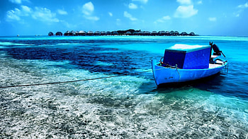 blue boat tied up in the maldives, blue, sea, boat, bungalows HD wallpaper