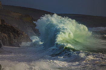 Big, sea waves, coast, splashes HD wallpaper