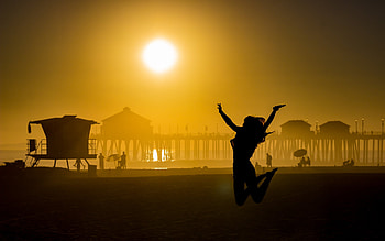 :), summer, yellow, girl, happy, vara, silhouette, sunset, beach, black HD wallpaper