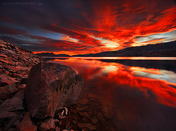 Red clouds reflection, sea, beautifyl, rocks, reflection, red, clouds, nature, sky, water, sunset HD wallpaper