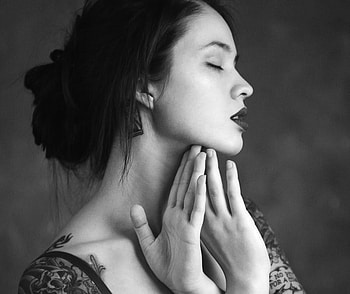 Asian tatoo, white, black, asian, grey, tatooed, hands, girl, woman, balck hair, lipstick, black and white, tatoo HD wallpaper