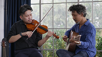 Two Asian musicians, Playing violin and guitar, Studio performance, Musical harmony HD wallpaper