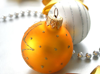 Holidays, Decorations, Close-Up, Christmas Decorations, Christmas Tree Toys, Tinsel, Balls, Sequins, Attributes HD wallpaper
