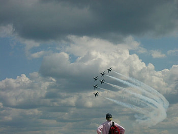 Thunderbirds in formation over Milwaukee, military, formation, air force, usaf, fighter jet, planes, thunderbirds, stunt HD wallpaper