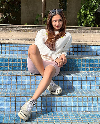 Anushka Sharma, footwear, joint HD phone wallpaper