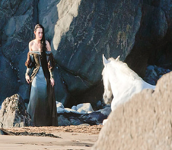 Snow White and her Horse, horse, animals, entertainment, movies, people, actress, kristen stewart, snow white HD wallpaper