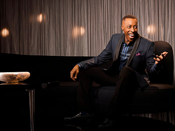 Arsenio Hall, Stand-up comedy, Laughter in San Jose, Hilarious live performance HD wallpaper