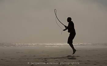 Beach silhouette, Jumping waves, Skipping rope, Rope jumping HD wallpaper