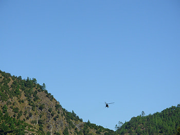 Halicaptor flying between hills, flying, que, hills, halicopter HD wallpaper