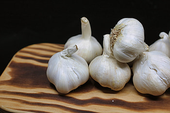 Garlic greens and mushrooms, Cancer research, Nutritional benefits, Healthy eating HD wallpaper