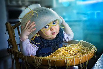 Spaghettitime, sweet, fun, cute, girl, food, blue eyed, little, plate, spaghetti, time, hop, mess, funny, joy, troubles HD wallpaper