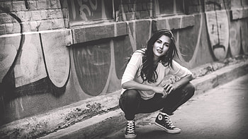 Girl Crouching Monochrome , girls, model, monochrome, black-and-white HD wallpaper