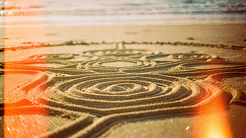 Sand-Mandala — Beach Art, Sand Art, Spiral HD wallpaper