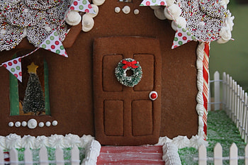 Christmas wreath, Gingerbread House HD wallpaper