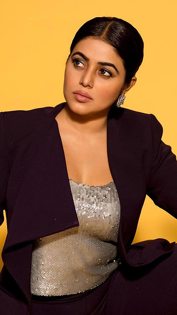 Poorna Kasim, multilingual actress, sexy curves HD phone wallpaper