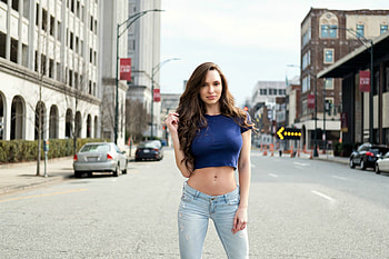 Model in Jeans, street, model, jeans, brunette HD wallpaper