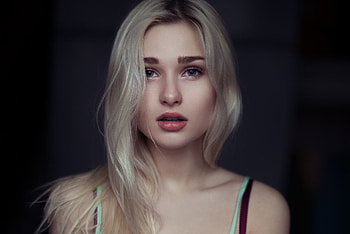 Beautiful woman, blonde, curious HD wallpaper