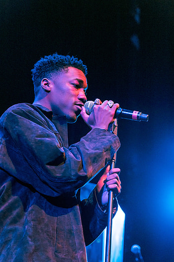 Giveon, Live performance, Intimate venue, Unforgettable experience HD phone wallpaper