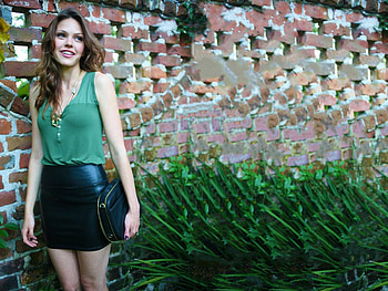 Aimee Teegarden, skirt, model, blouse, , purse, leather, beautiful, actress, Teegarden, 2017, Aimee HD wallpaper