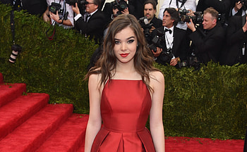 Red carpet, brunette, Hailee Steinfeld, red dress HD wallpaper