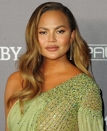 Chrissy Teigen, Celebs, Overcoming struggles, Resilience HD phone wallpaper