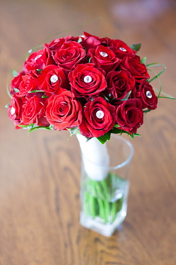 Stunning bouquet of red roses with diamonds in a clear glass vase, perfect for weddings. HD phone wallpaper