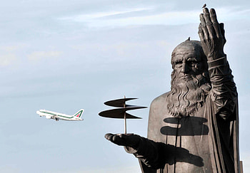 Leonardo da Vinci-Fiumicino Airport, Modern aviation, International hub, Travel gateway HD wallpaper