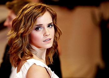 Emma Watson Looking Behind, emma-watson, celebrities, girls HD wallpaper