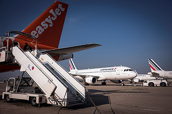 EasyJet Switzerland, Last-minute ski holidays, Winter sports enthusiasts, Travel surge HD wallpaper