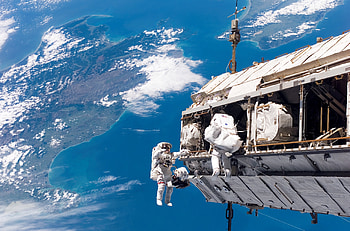 Astronauts, Space Stations HD wallpaper