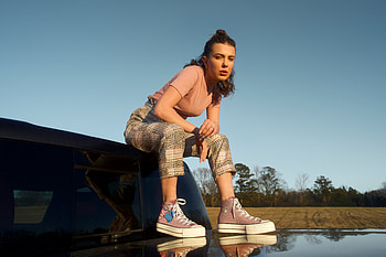 Millie Bobby Brown Converse 10k, millie-bobby-brown, celebrities, girls, hoot HD wallpaper